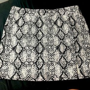 Garage skirt, size large, never worn